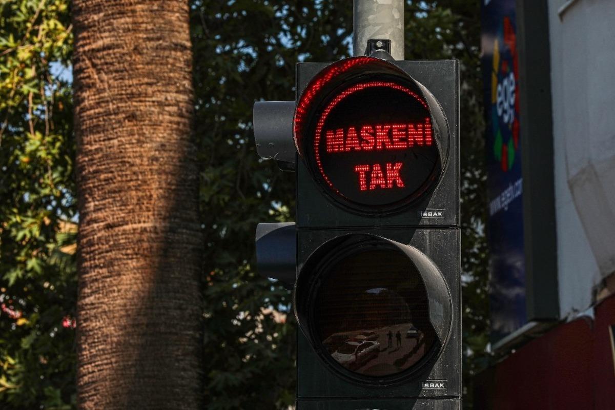 Denizli&rsquo;de trafik ışıklarıyla &rsquo;Maskeni Tak&rsquo; &ccedil;ağrısı