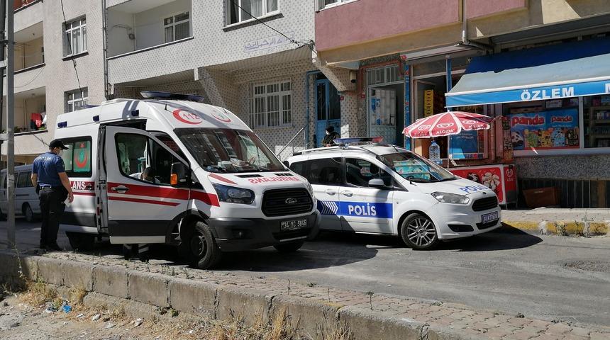 İntihar eden annesini görünce sinir krizi geçirip bileklerini kesti