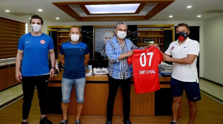 Muratpaşa&rsquo;dan Antalyaspor&rsquo;a destek s&uuml;r&uuml;yor