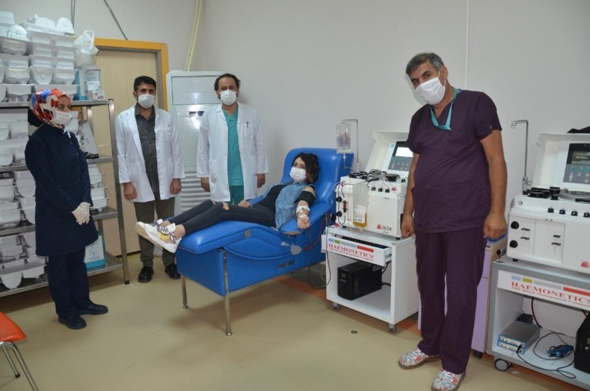 Korona vir&uuml;s&uuml; yenen sağlık &ccedil;alışanı başka hastalara umut oldu