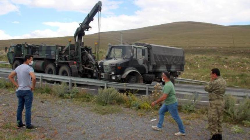 Ardahan'da askeri araç bariyerlere çarptı: 5 yaralı