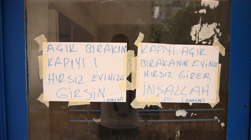 Apartmanın giriş kapısında yazılan yazıyı gören şaştı kaldı!