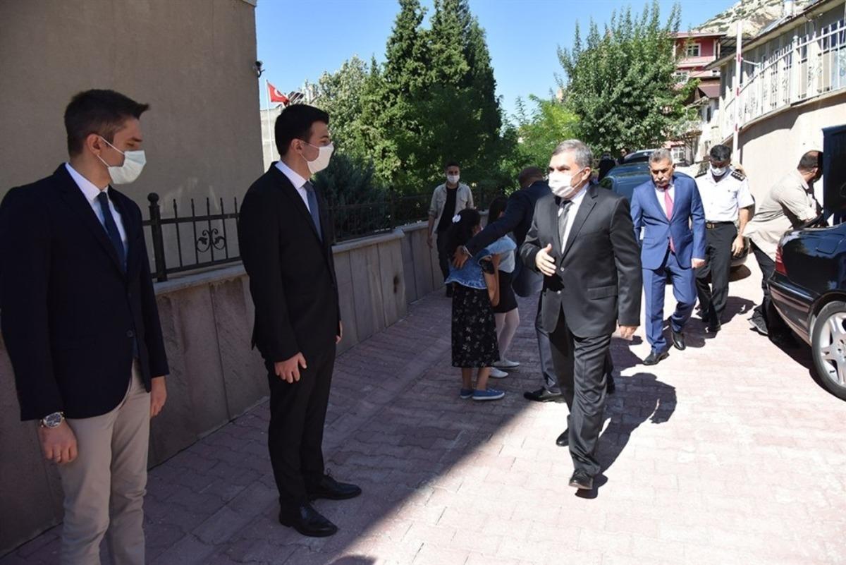 Karaman Valisi Işık&rsquo;tan &ldquo;Maske, sosyal mesafe ve hijyen uyarısı&rdquo;