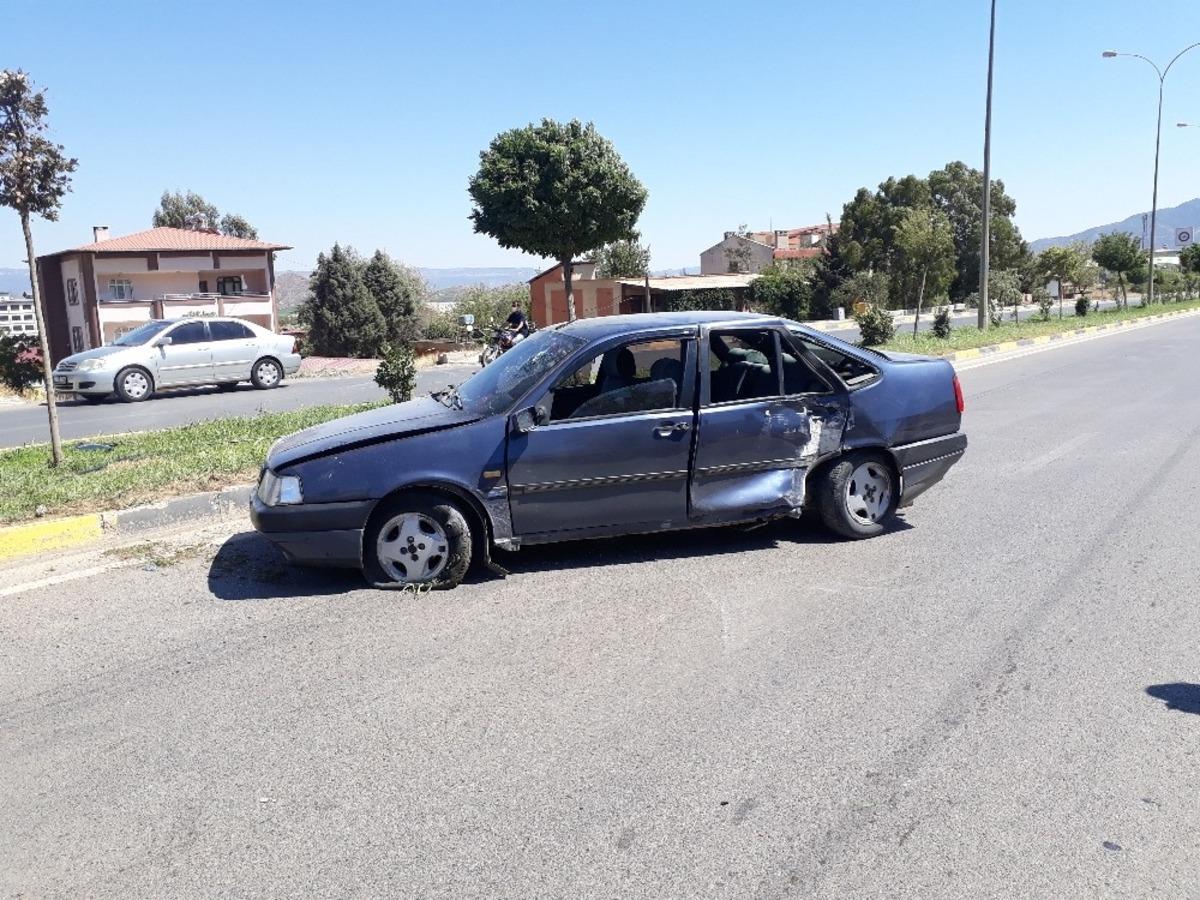 Otomobil elektrik direğine &ccedil;arptı: 1 yaralı