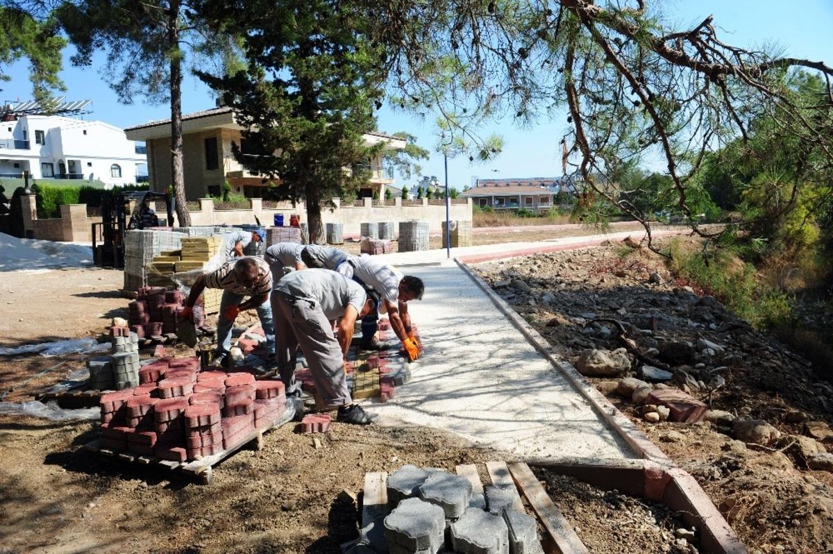 Kemer&rsquo;de yol &ccedil;alışmaları devam ediyor