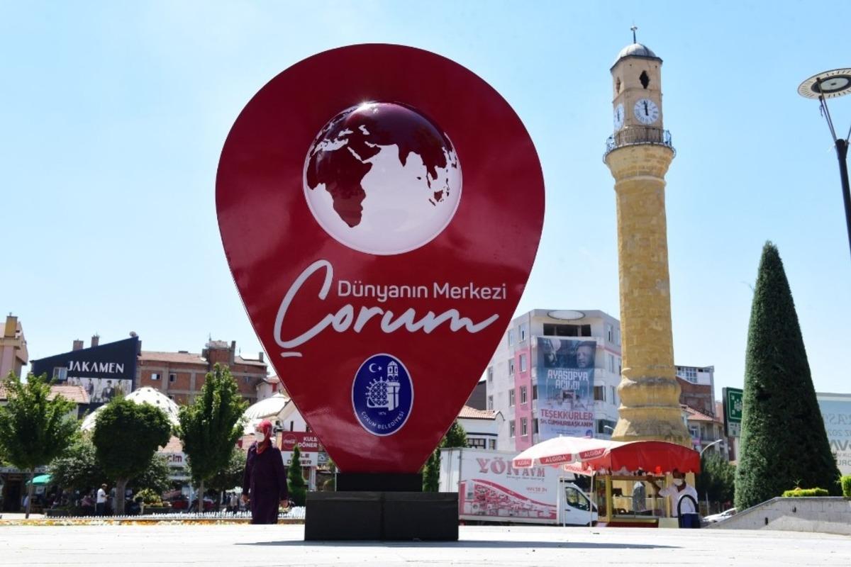H&uuml;rriyet meydanı&rsquo;na yeni totemler yerleştirdi