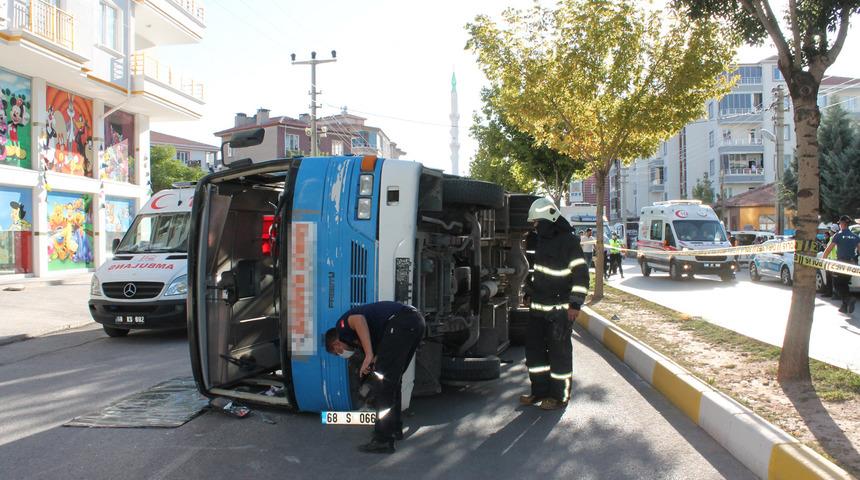 Aksaray'da işçi servisi ile otomobil çarpıştı: Çok sayıda yaralılar