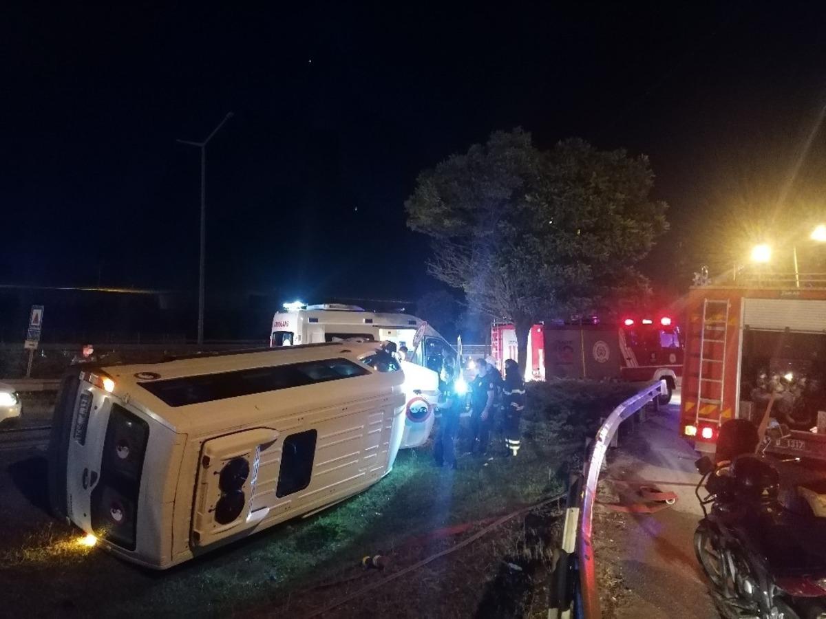 D-100&rsquo;de g&uuml;venlik g&ouml;revlilerini taşıyan minib&uuml;s servisi devrildi: 6 yaralı