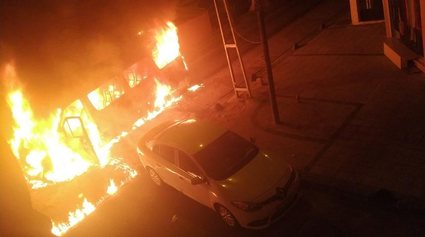 Faciadan d&ouml;n&uuml;ld&uuml;! Servis minib&uuml;s&uuml; alev alev yandı: 3 kişi son anda kurtuldu