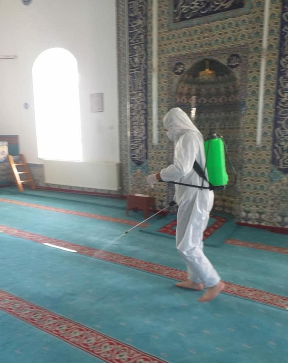 Dumlupınar&rsquo;da sokak ve camilerde dezenfekte &ccedil;alışmaları