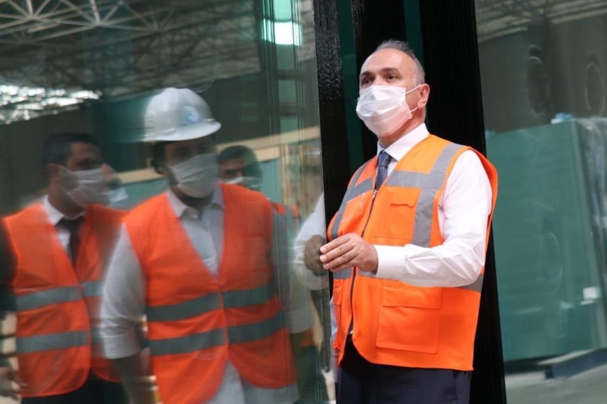 Başkan &Ouml;zl&uuml;, cam fabrikasında incelemelerde bulundu