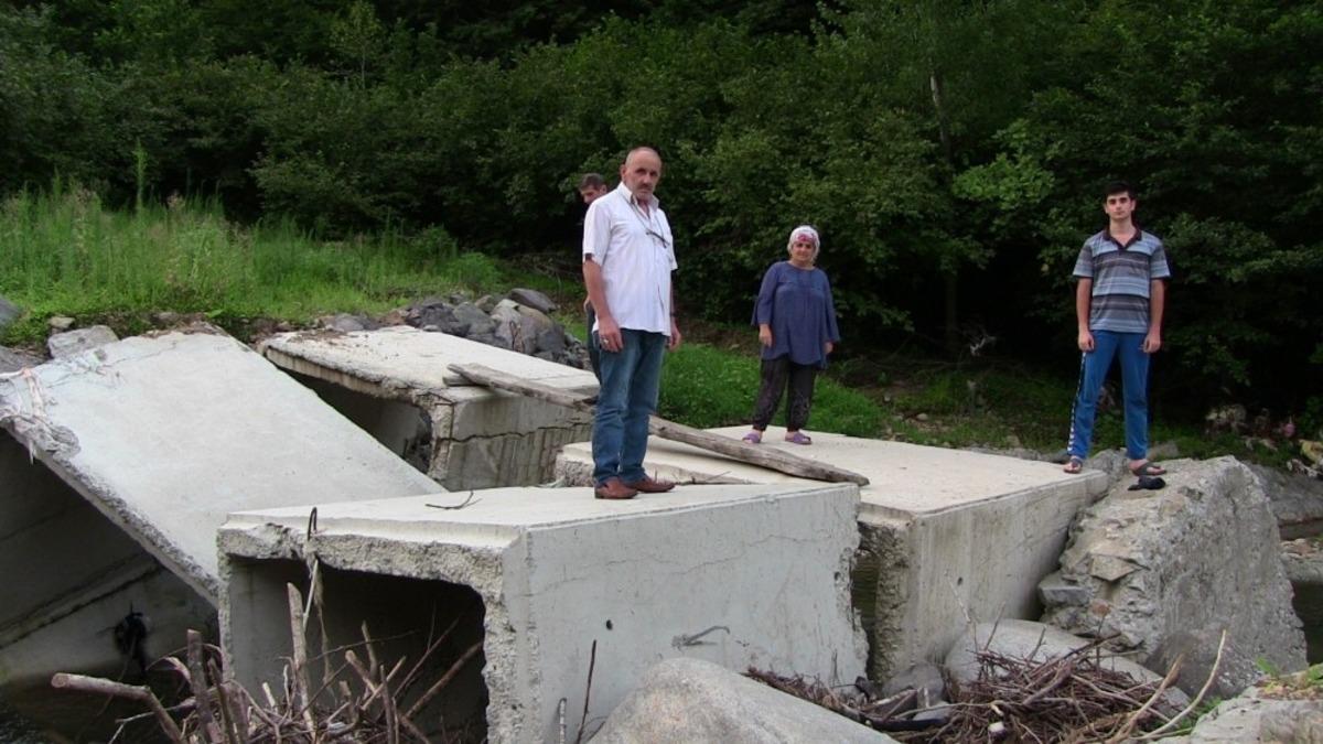 Taşan dere mahallenin tek ulaşımı olan k&ouml;pr&uuml;y&uuml; yıktı