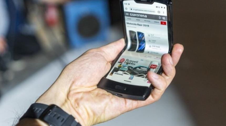 Motorola&rsquo;nın yeni katlanabilir telefonu i&ccedil;in tarih verildi