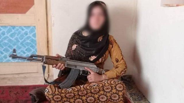 Elinde AK-47 olan bir kadının fotoğrafı yaygın olarak paylaşıldı.