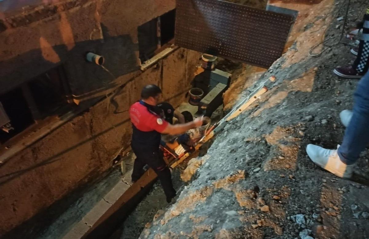 İnşaat &ccedil;ukuruna d&uuml;şen adamı itfaiye kurtardı