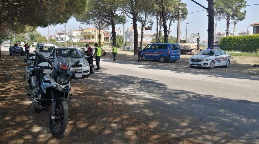 Balıkesir’de jandarma 40 aranan şahsı yakaladı