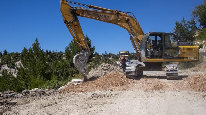 G&uuml;lnar&rsquo;da aşırı yağışların bozduğu yollar onarılıyor