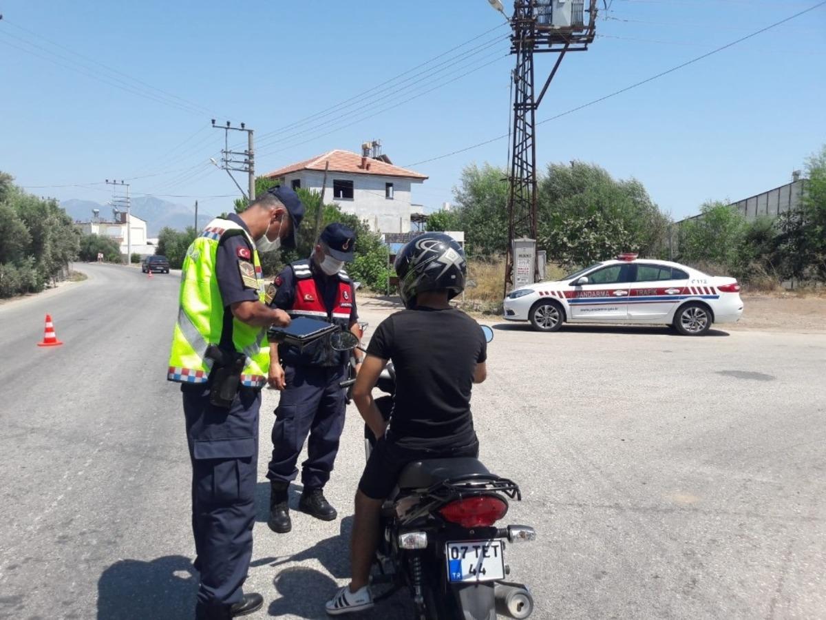 Antalya&rsquo;da jandarmadan motosiklet s&uuml;r&uuml;c&uuml;lerine denetim