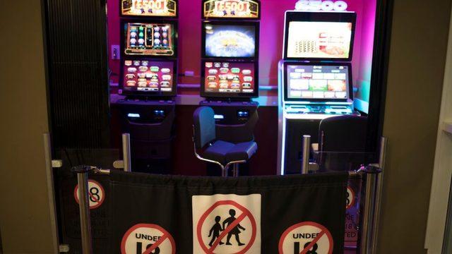 12 yaşındaki çocuk annesinin yardımıyla casinoya sızdı