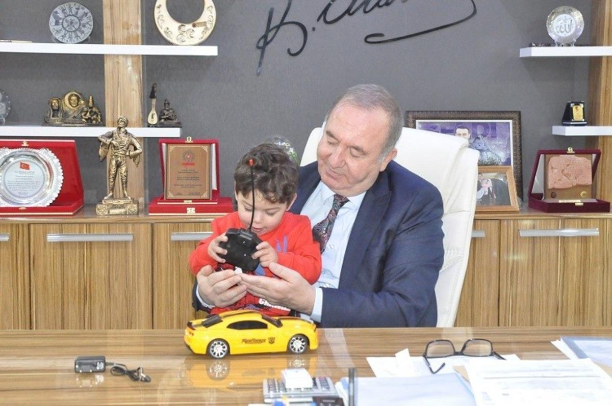 Minik R&uuml;zgar&rsquo;ın ameliyat masraflarını &uuml;stlenen başkan Şahiner&rsquo;e teşekk&uuml;r