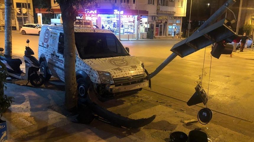 Direksiyon hakimiyetini kaybeden sürücü trafik lambalarına çarptı