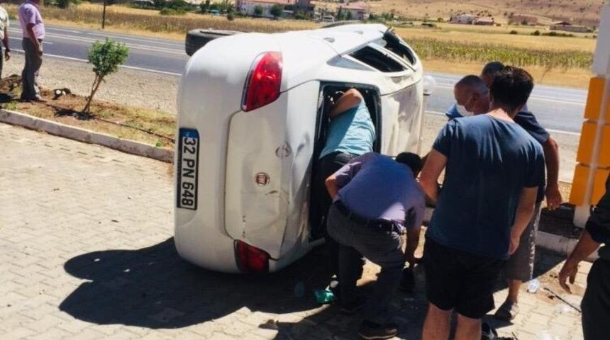 Otomobil akaryakıt istasyonuna girdi: 4 Yaralı