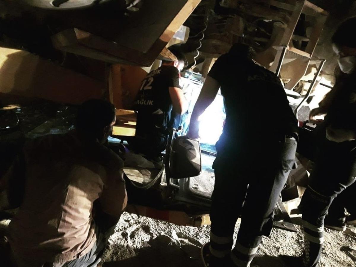 Devrilen iş makinesinin altında kalan 1 kişi yaralandı