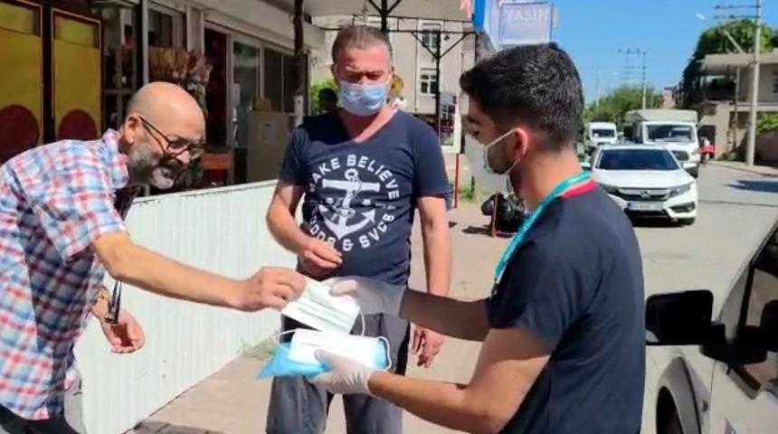 Adana&rsquo;da vatandaşlara maske dağıtılıp bilgilendirme yapıldı