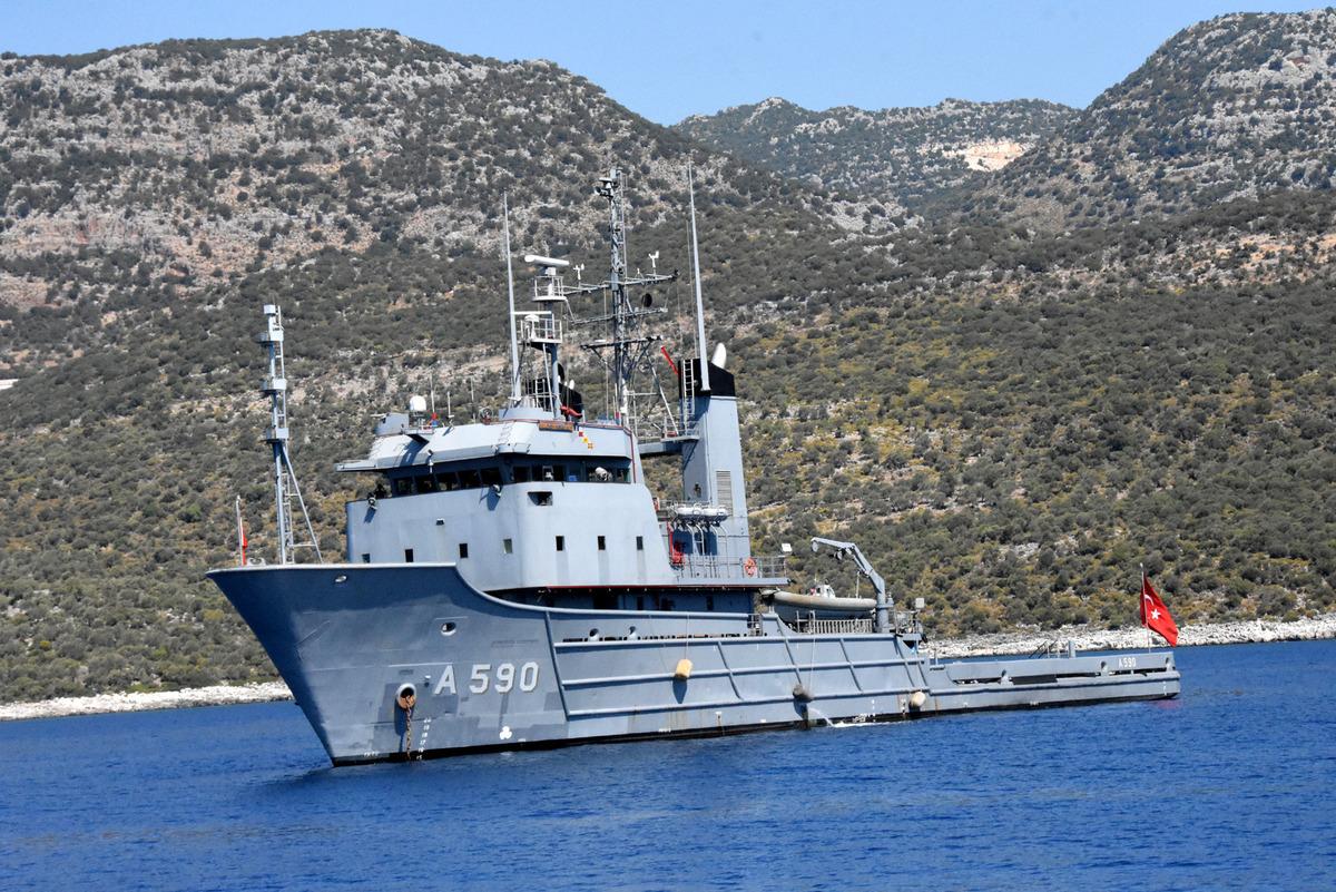 T&uuml;rk ve Yunan fırkateynlerinin Akdeniz'deki bekleyişi s&uuml;r&uuml;yor