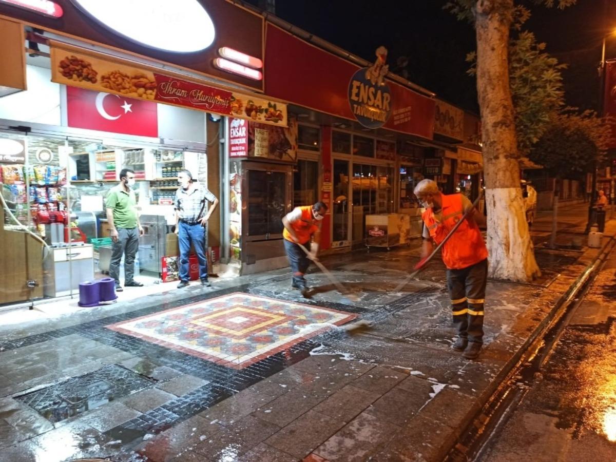 Malatya caddelerinde Covid-19 temizliği