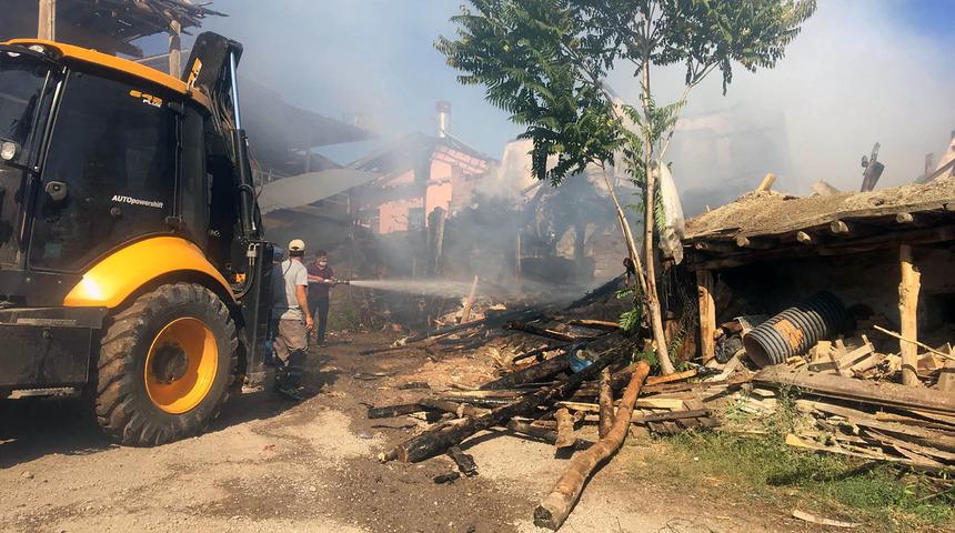 Alevler diğer eve de sıçradı! Çankırı'da 2 kardeşe ait 2 ev küle döndü