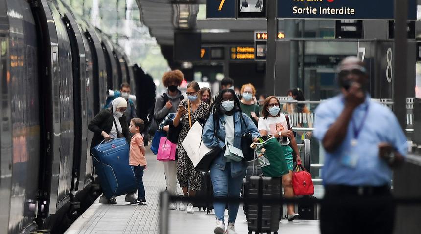 Fransa'daki binlerce İngiliz tatilci karantinadan kurtulmak i&ccedil;in d&ouml;n&uuml;ş yolunda
