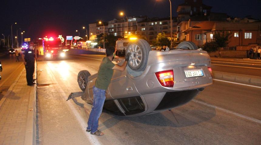 Karaman'da devrilen otomobil 50 metre s&uuml;r&uuml;klendi: 2 yaralı
