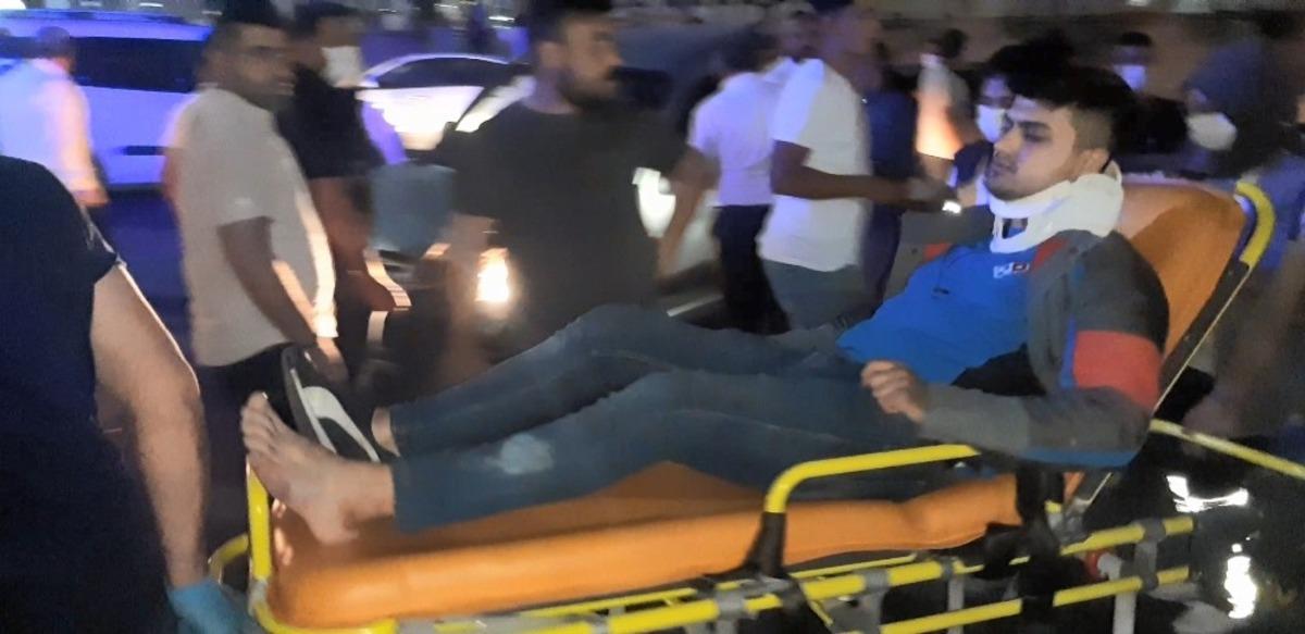 Hafif ticari ara&ccedil;la &ccedil;arpışan motosikletli yaralandı