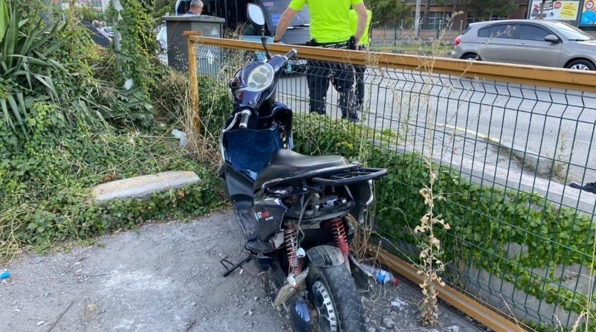 Otomobilin &ccedil;arptığı motosiklet s&uuml;r&uuml;c&uuml;s&uuml; 100 metre s&uuml;r&uuml;klendi