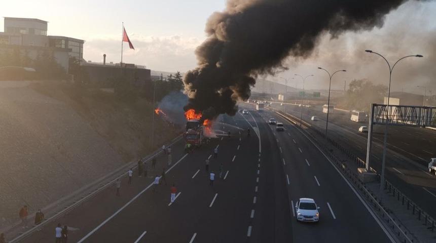 Son dakika Kocaeli'de yolcu otob&uuml;s&uuml; yandı!