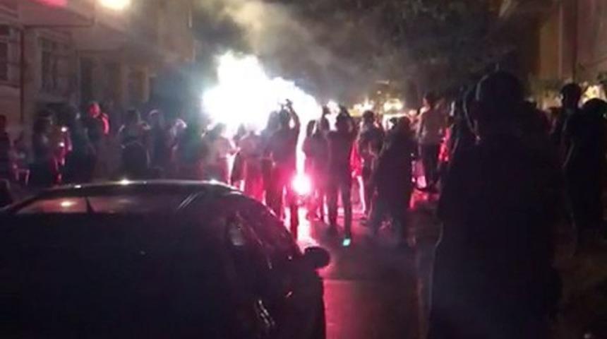 Sosyal mesafesiz d&uuml;ğ&uuml;nde m&uuml;zisyenden ilgin&ccedil; sitem! 'Hem oynuyorsunuz hem de...'