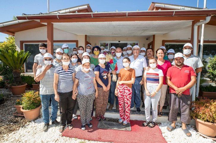 Bayındırlı çiçekçilerden Başkan Soyer’e pankartlı selamlama G1