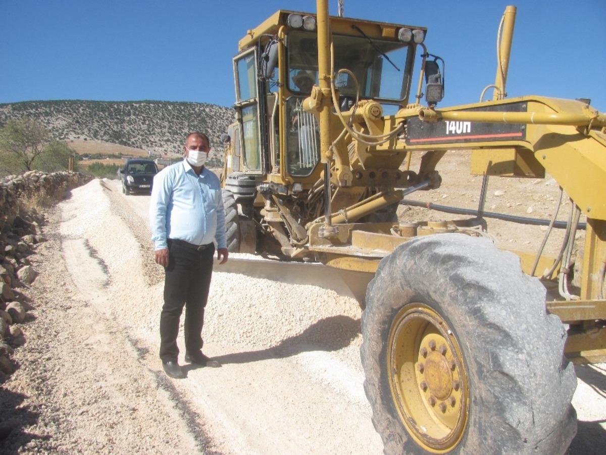 Araban&rsquo;da bozuk yollarda asfalt &ccedil;alışmaları s&uuml;r&uuml;yor