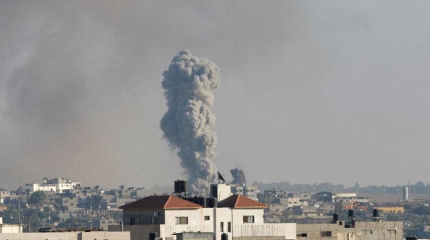 Tansiyon d&uuml;şm&uuml;yor! İsrail Gazze'yi vuruyor!