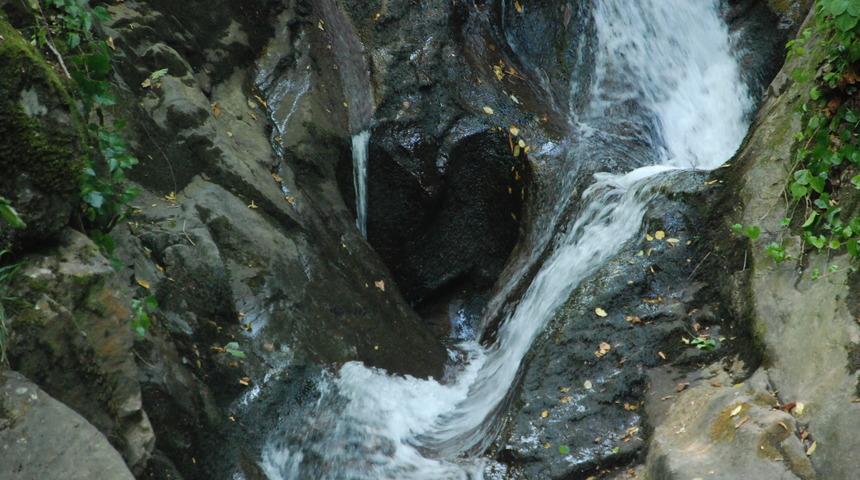 Şelalede oluşan kalp şeklinde kaya g&ouml;renleri hayrete d&uuml;ş&uuml;r&uuml;yor
