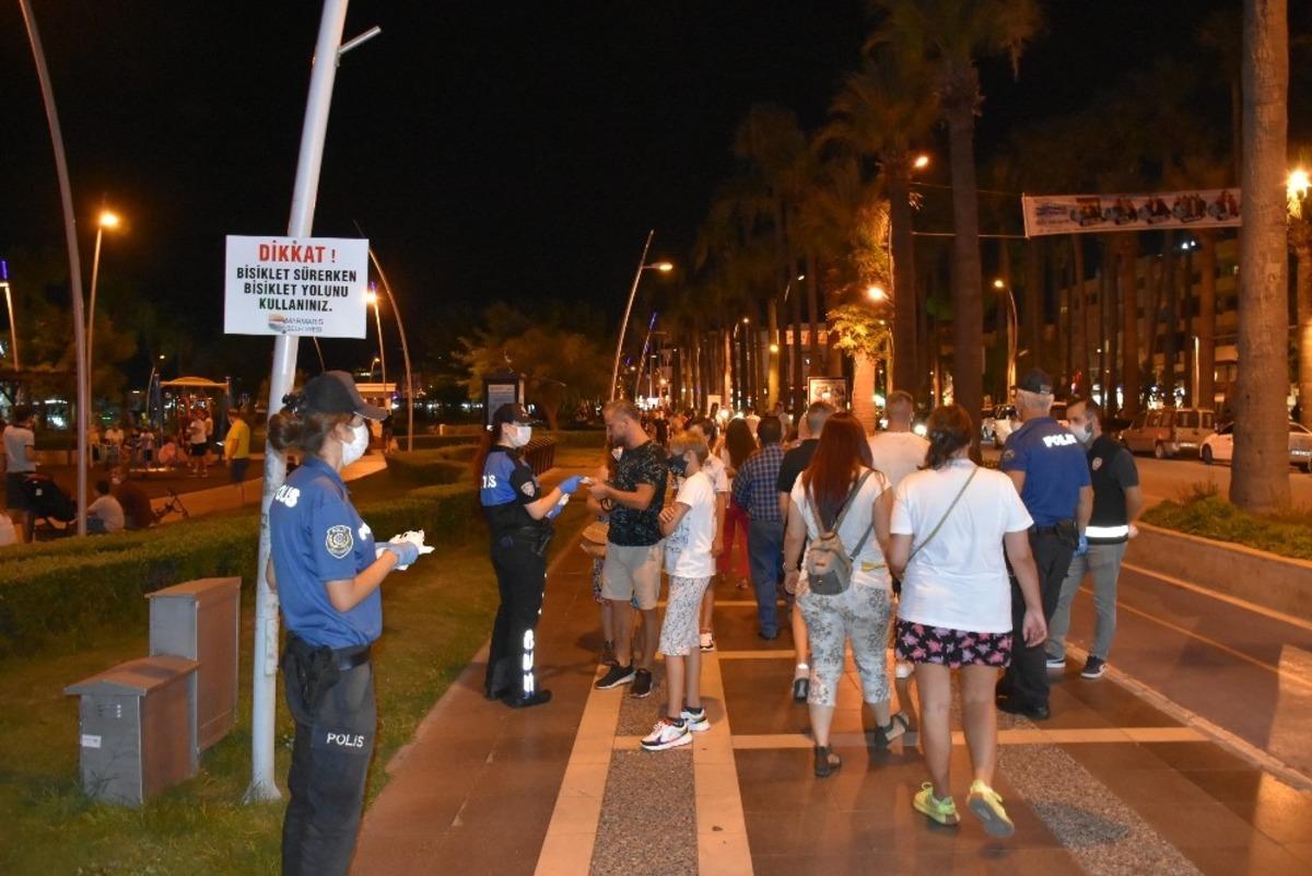 Marmaris Polisi bu kez ceza değil maske dağıttı