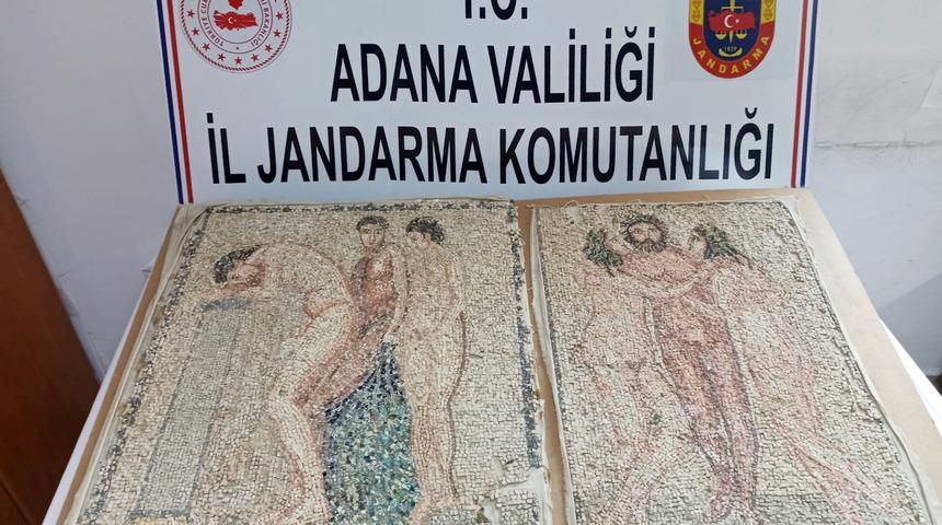 Adana'da tarihi nü mozaiği satmaya çalışırken yakalandılar