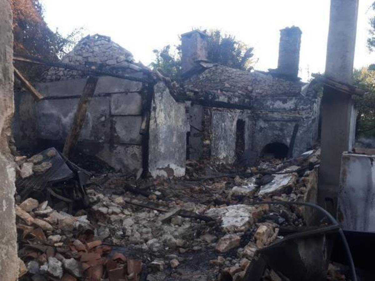 Menteşe&rsquo;de taş ev k&uuml;le d&ouml;nd&uuml;