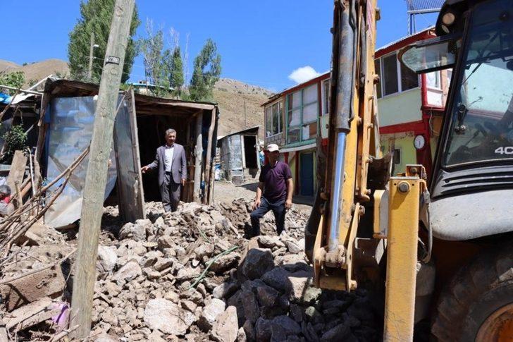Çat belediyesi ekipleri selden zarar gören vatandaşların yardımına koştu G3