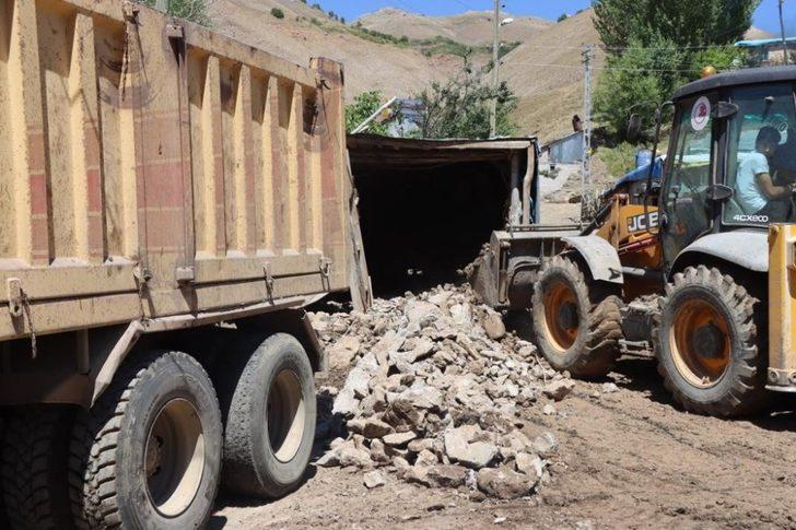 Çat belediyesi ekipleri selden zarar gören vatandaşların yardımına koştu G4