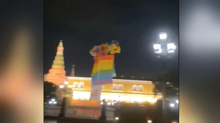 Kremlin Sarayı üzerinde LGBTİ bayrağı uçurdular