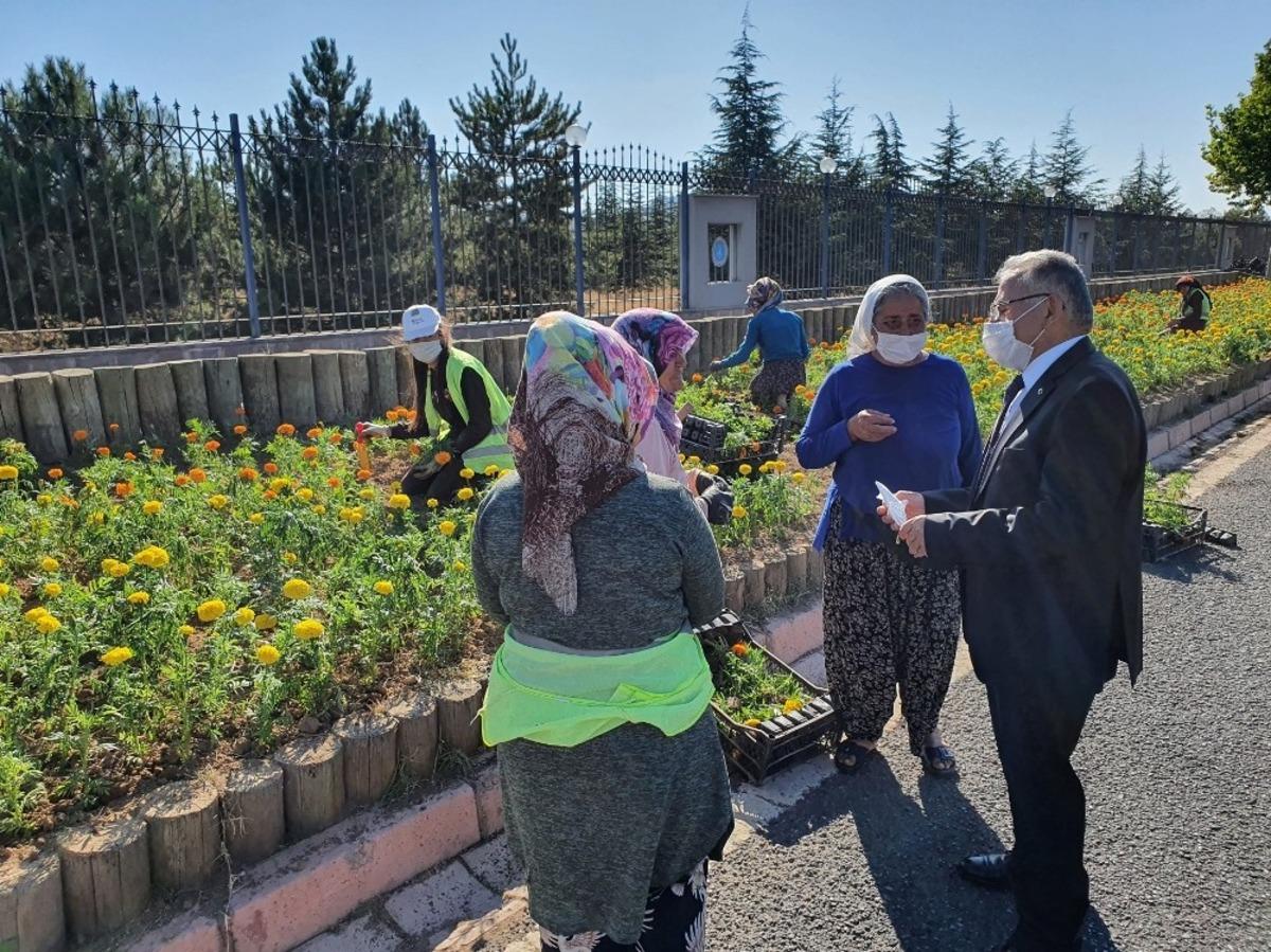 Başkan B&uuml;y&uuml;kkılı&ccedil; peyzaj iş&ccedil;ileriyle sohbet etti