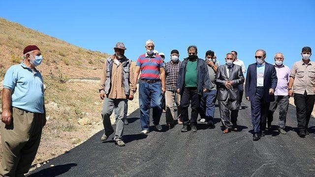 Manas köyü tarihinde ilk defa köy içi asfalt çalışması yapıldı