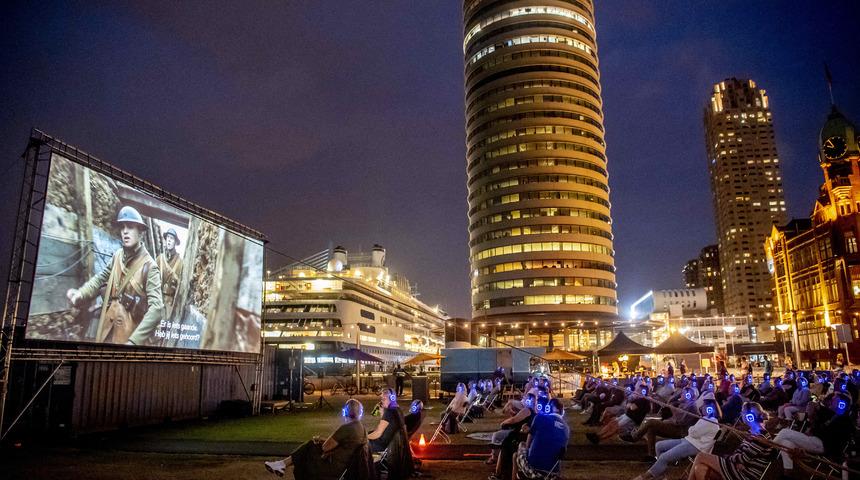 İngiltere&rsquo;de koronavir&uuml;s nedeniyle a&ccedil;ık hava sinemaları yaygınlaşıyor
